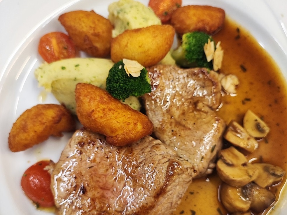 Vealsteak with mushroomsauce, vegetables and potatoes