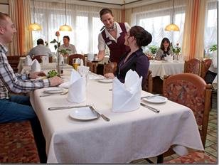 Das Restaurant: 150 Plätze gemütlich elegant, auch abteilbar für kleinere Gruppen